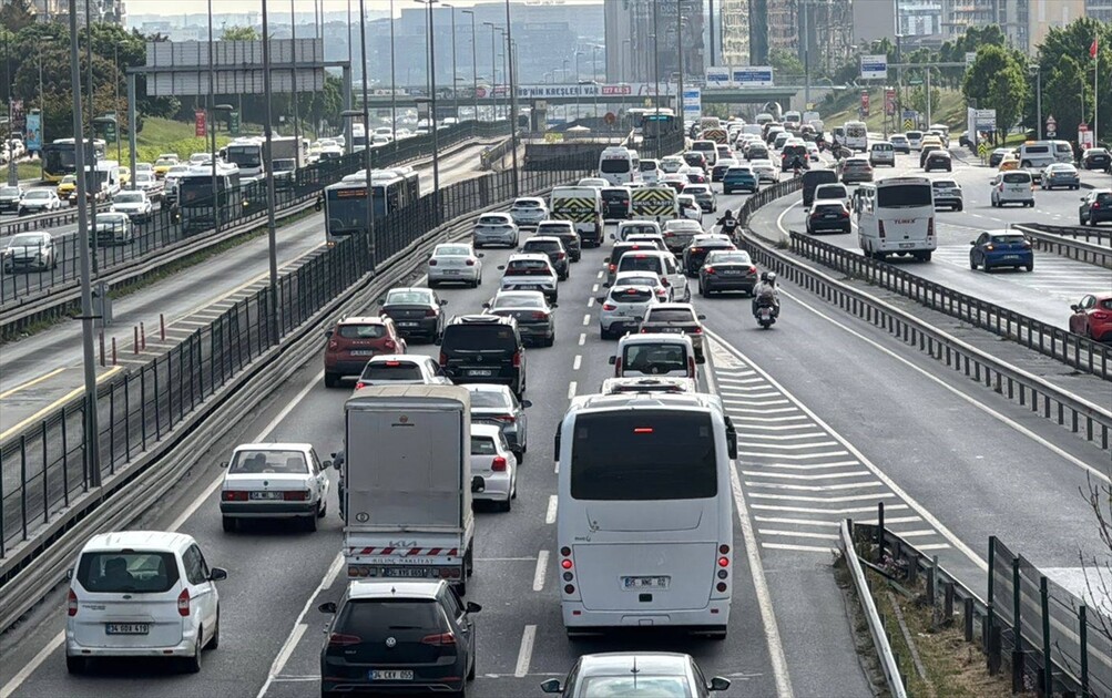 İstanbul'da bayram tatili nedeniyle bazı bölgelerde trafik yoğunluğu yaşanıyor