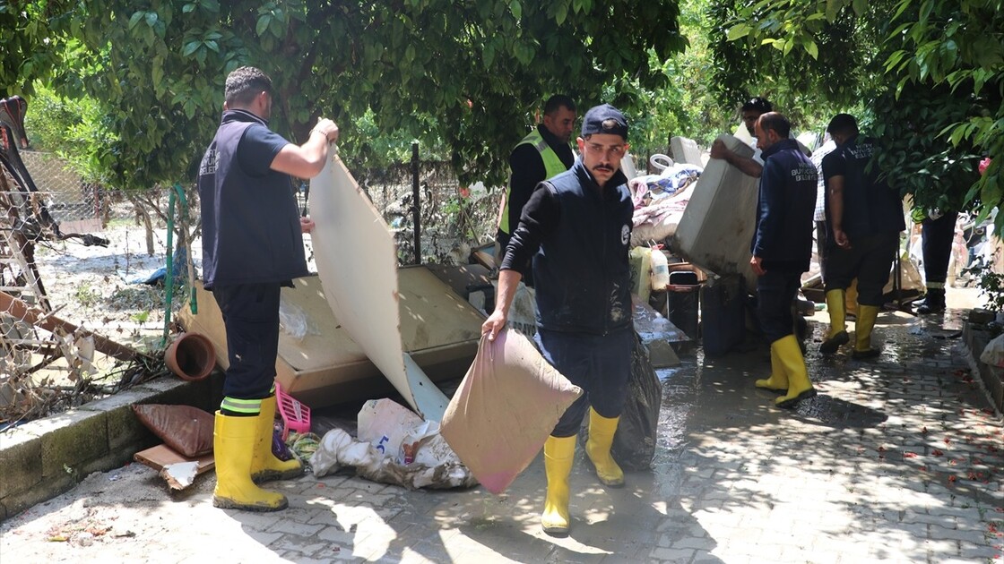Hatay'da sağanaktan etkilenen alanlarda temizlik ve onarım çalışmaları yapılıyor