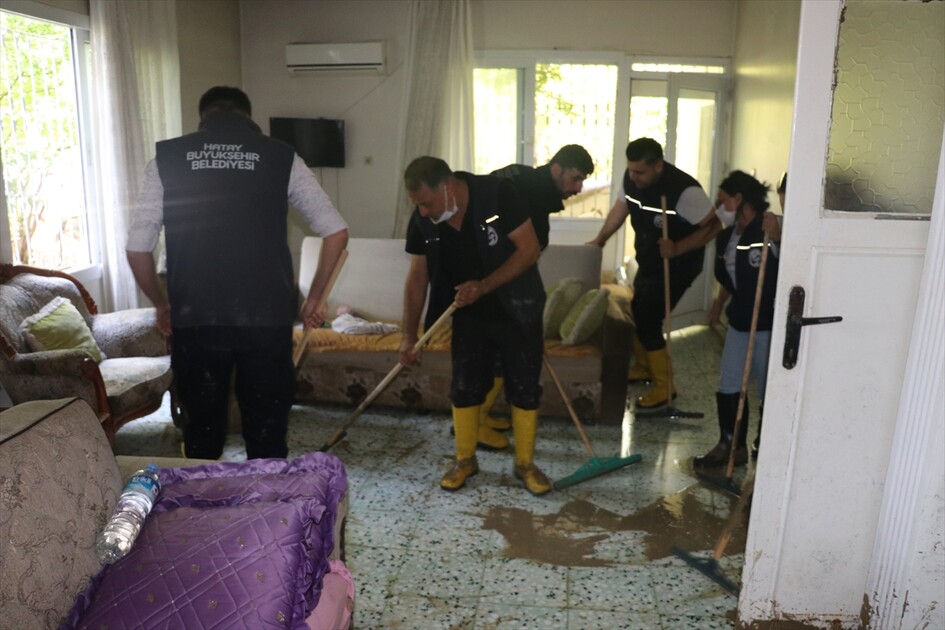 Hatay'da sağanaktan etkilenen alanlarda temizlik ve onarım çalışmaları yapılıyor