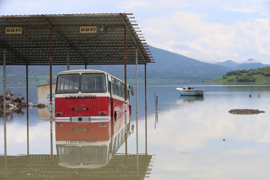 Tokat Almus Baraj Gölü'nde dolusavaktan su akmaya devam ediyor
