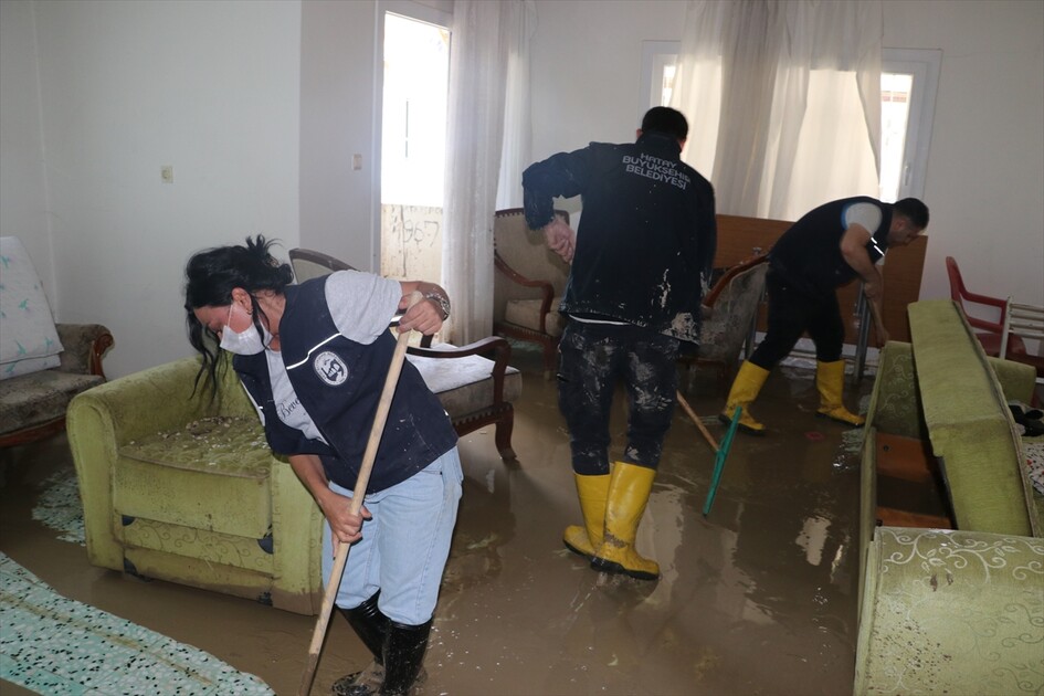 Hatay'da sağanaktan etkilenen alanlarda temizlik ve onarım çalışmaları yapılıyor