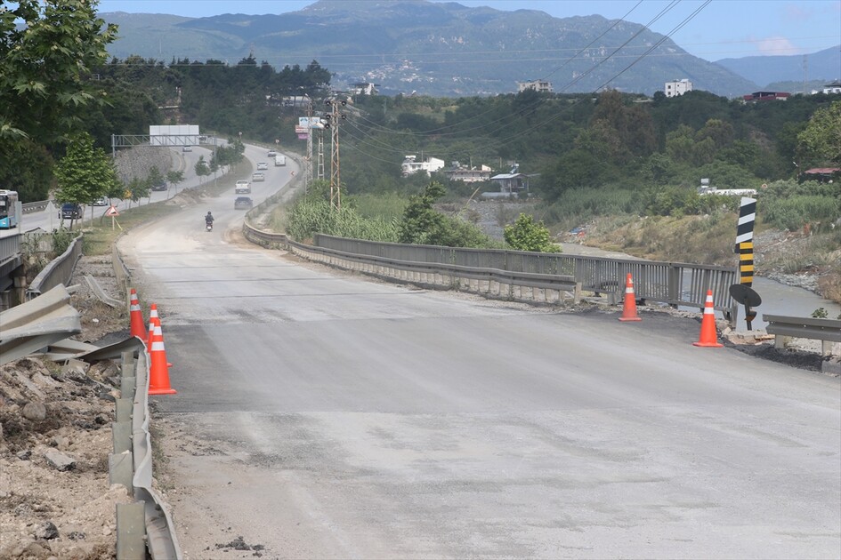 Hatay'da sağanaktan etkilenen alanlarda temizlik ve onarım çalışmaları yapılıyor