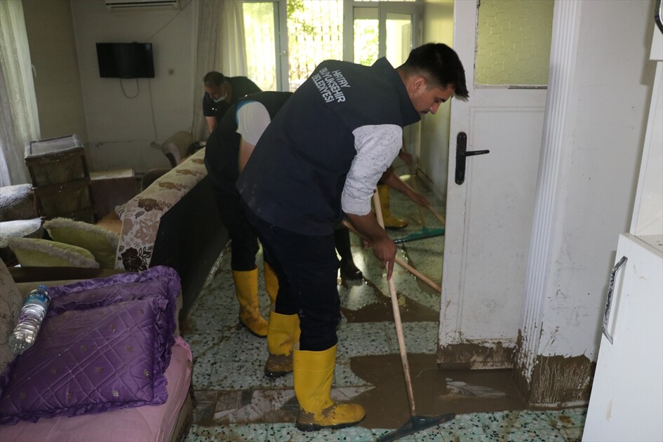 Hatay'da sağanaktan etkilenen alanlarda temizlik ve onarım çalışmaları yapılıyor