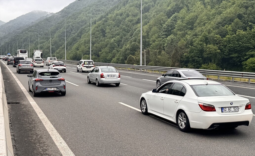 Anadolu Otoyolu'nun Düzce kesiminde bayram tatili yoğunluğu sürüyor