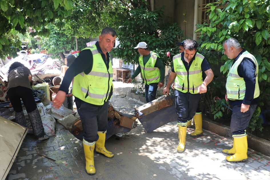Hatay'da sağanaktan etkilenen alanlarda temizlik ve onarım çalışmaları yapılıyor