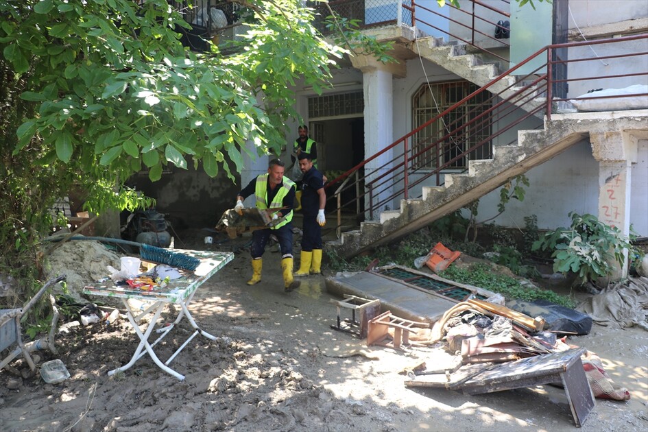 Hatay'da sağanaktan etkilenen alanlarda temizlik ve onarım çalışmaları yapılıyor
