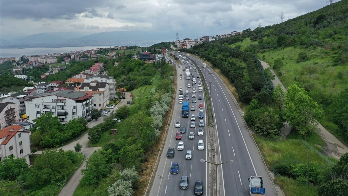 Bayram tatiline gidenler Anadolu Otoyolu'nda yoğunluğa neden oluyor