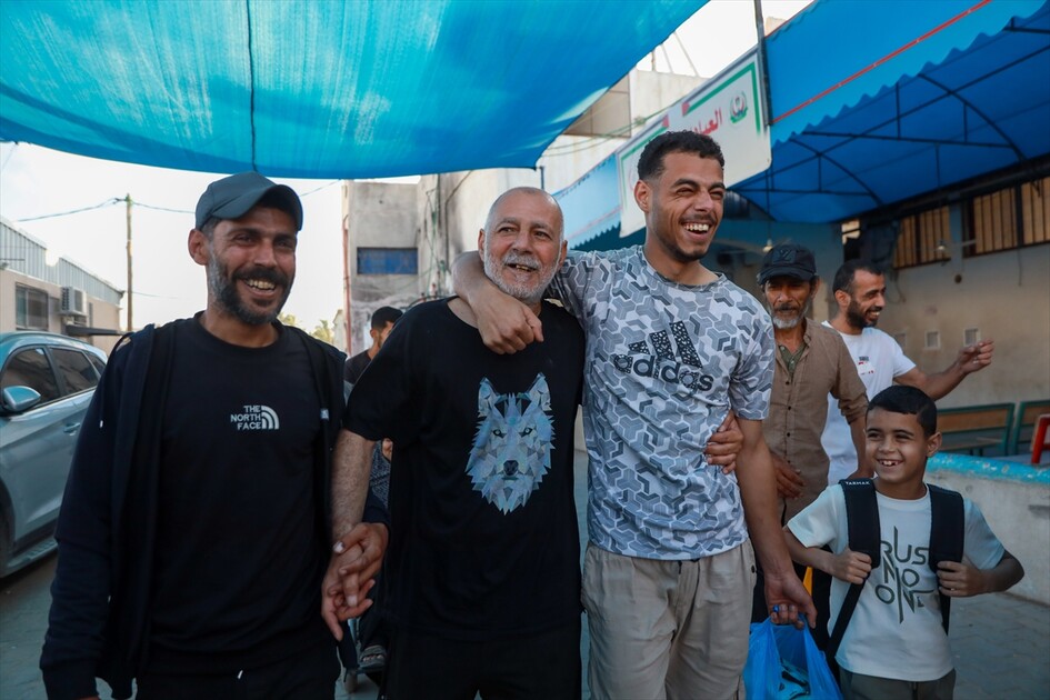 إسرائيل تفرج عن 5 أسرى من غزة والهلال الأحمر الفلسطيني يتولى نقلهم
