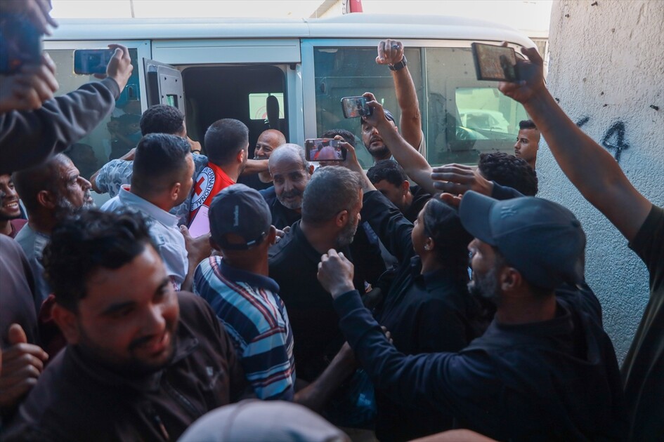 إسرائيل تفرج عن 5 أسرى من غزة والهلال الأحمر الفلسطيني يتولى نقلهم