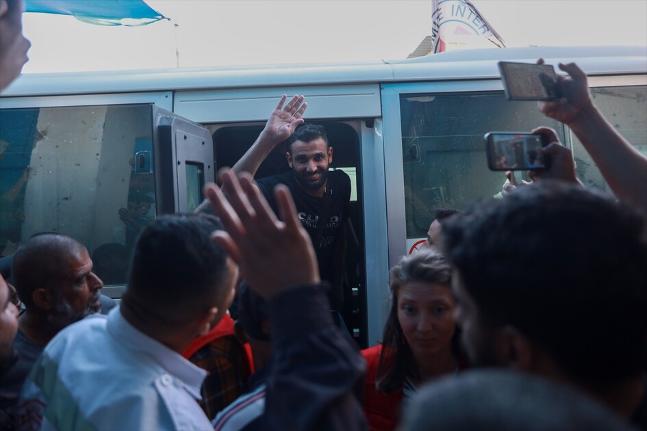 إسرائيل تفرج عن 5 أسرى من غزة والهلال الأحمر الفلسطيني يتولى نقلهم