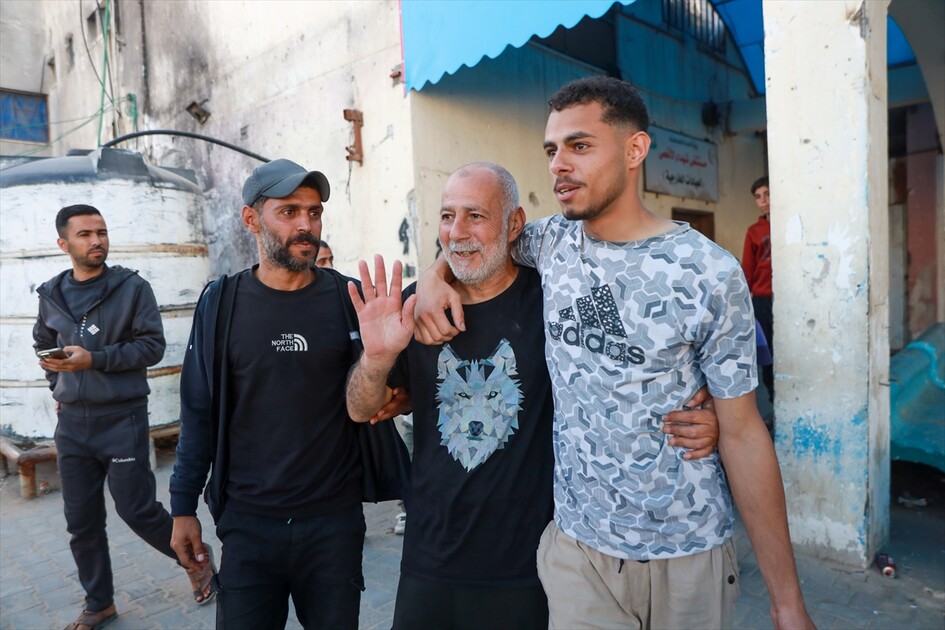 إسرائيل تفرج عن 5 أسرى من غزة والهلال الأحمر الفلسطيني يتولى نقلهم