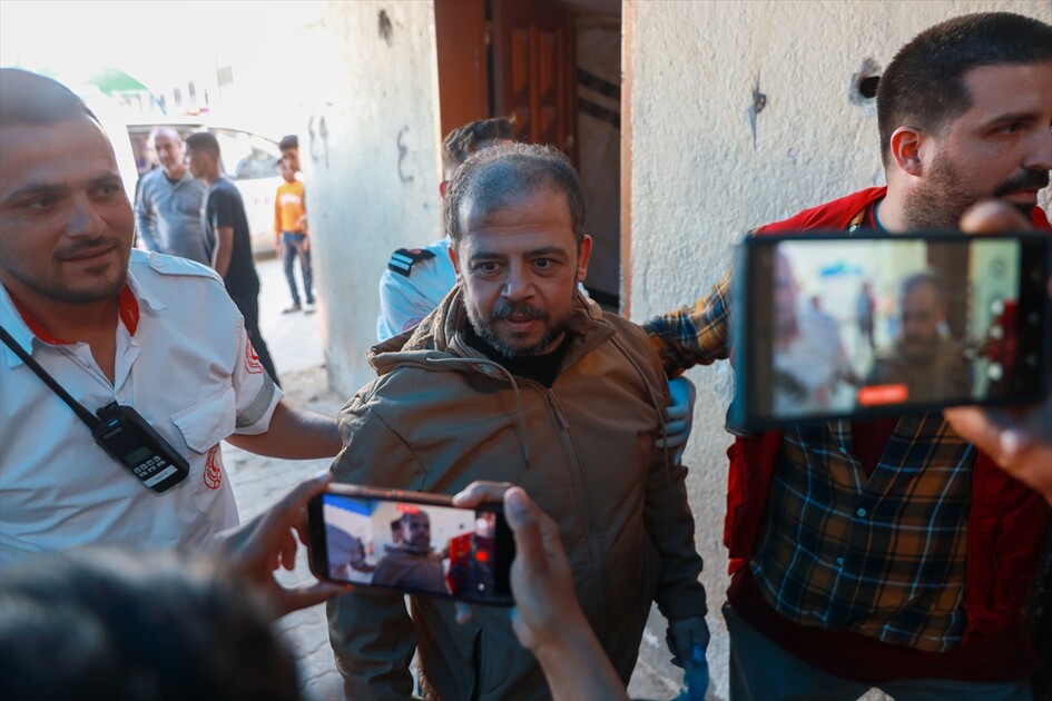 إسرائيل تفرج عن 5 أسرى من غزة والهلال الأحمر الفلسطيني يتولى نقلهم