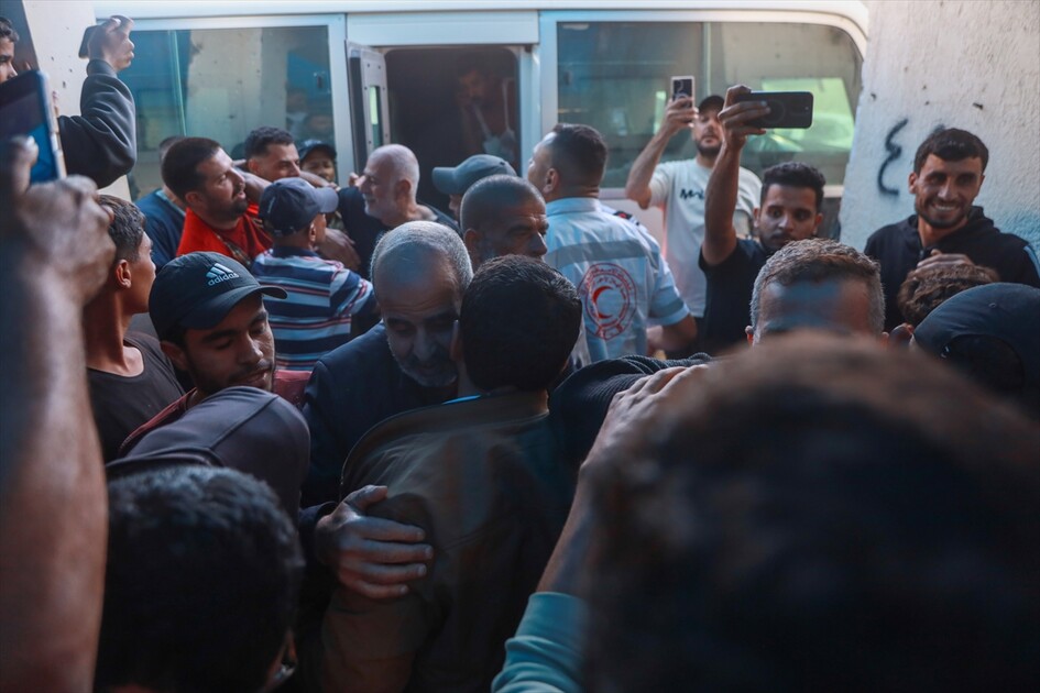 إسرائيل تفرج عن 5 أسرى من غزة والهلال الأحمر الفلسطيني يتولى نقلهم