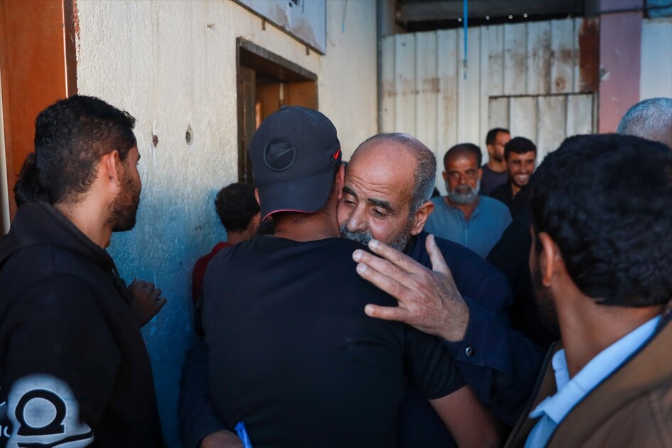 إسرائيل تفرج عن 5 أسرى من غزة والهلال الأحمر الفلسطيني يتولى نقلهم