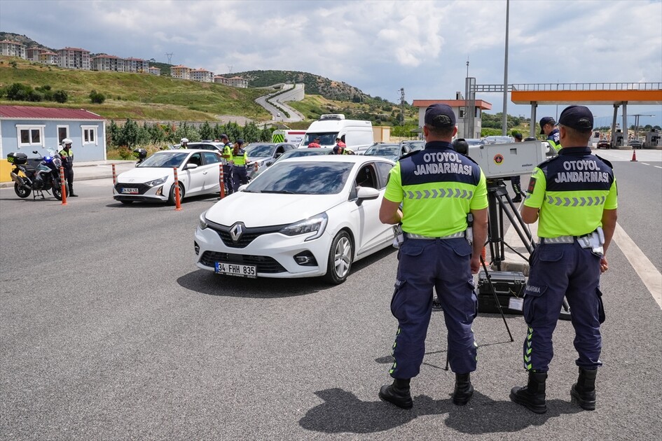 Otoyol jandarması yol güvenliği için bayram tatilinde de görev başında