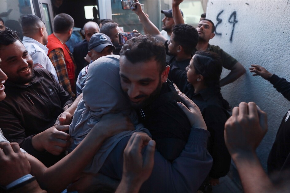 إسرائيل تفرج عن 5 أسرى من غزة والهلال الأحمر الفلسطيني يتولى نقلهم