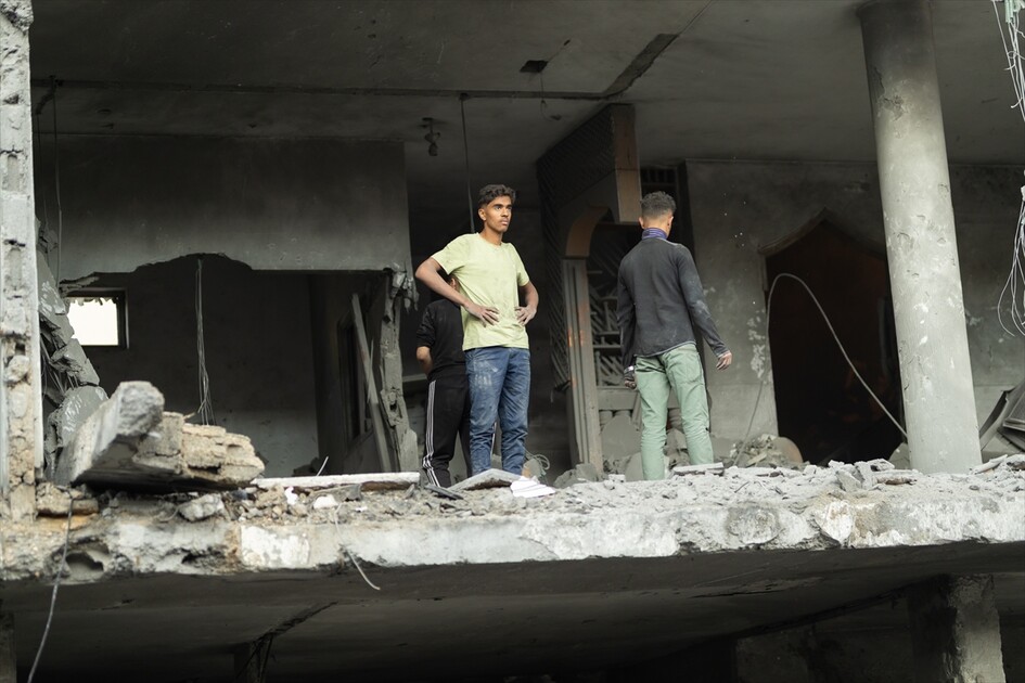 İsrail ordusu Gazze'nin Nuseyrat Kampı'ndaki bir binayı bombaladı