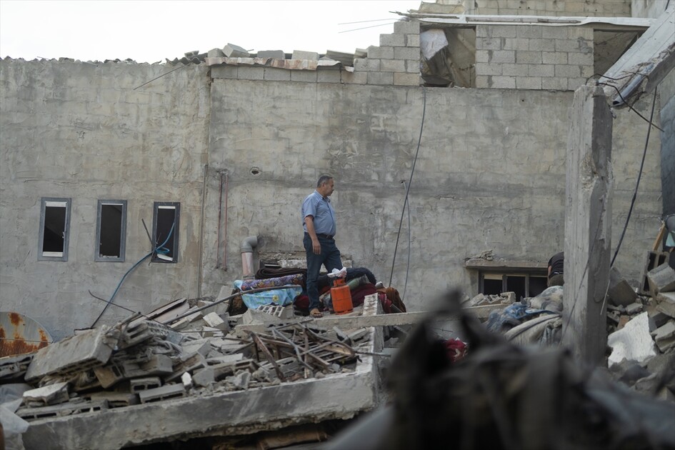 İsrail ordusu Gazze'nin Nuseyrat Kampı'ndaki bir binayı bombaladı
