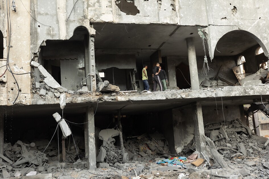 İsrail ordusu Gazze'nin Nuseyrat Kampı'ndaki bir binayı bombaladı