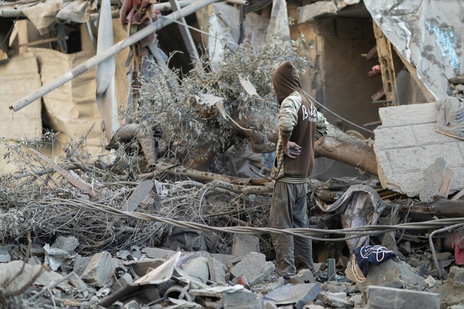 İsrail ordusu Gazze'nin Nuseyrat Kampı'ndaki bir binayı bombaladı