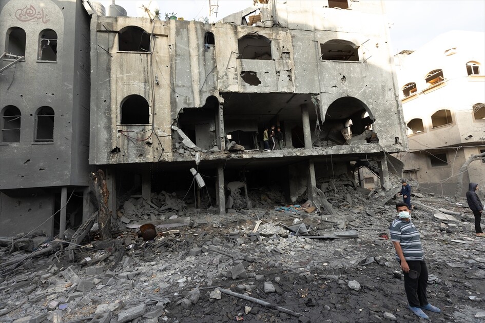 İsrail ordusu Gazze'nin Nuseyrat Kampı'ndaki bir binayı bombaladı