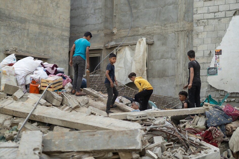 İsrail ordusu Gazze'nin Nuseyrat Kampı'ndaki bir binayı bombaladı