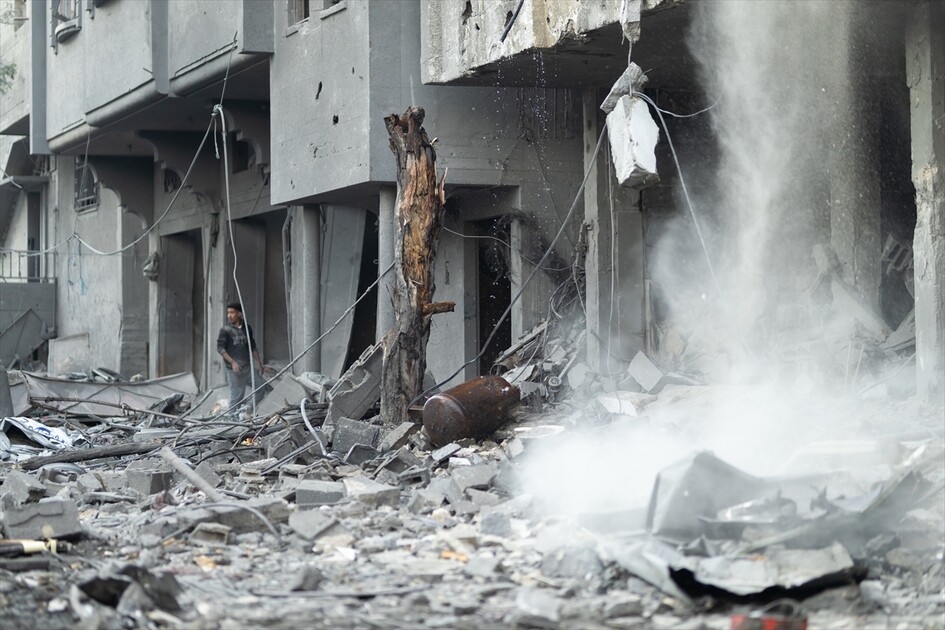 İsrail ordusu Gazze'nin Nuseyrat Kampı'ndaki bir binayı bombaladı