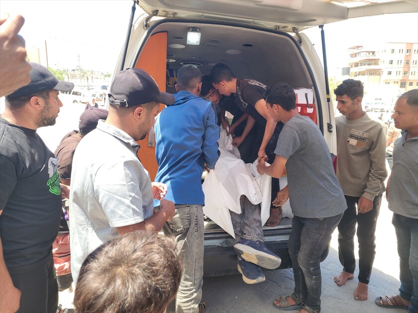 İsrail ordusu Gazze'de bir aracı hedef aldı