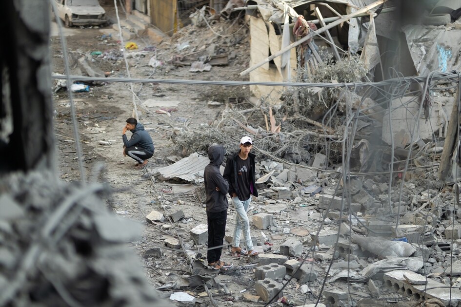 İsrail ordusu Gazze'nin Nuseyrat Kampı'ndaki bir binayı bombaladı