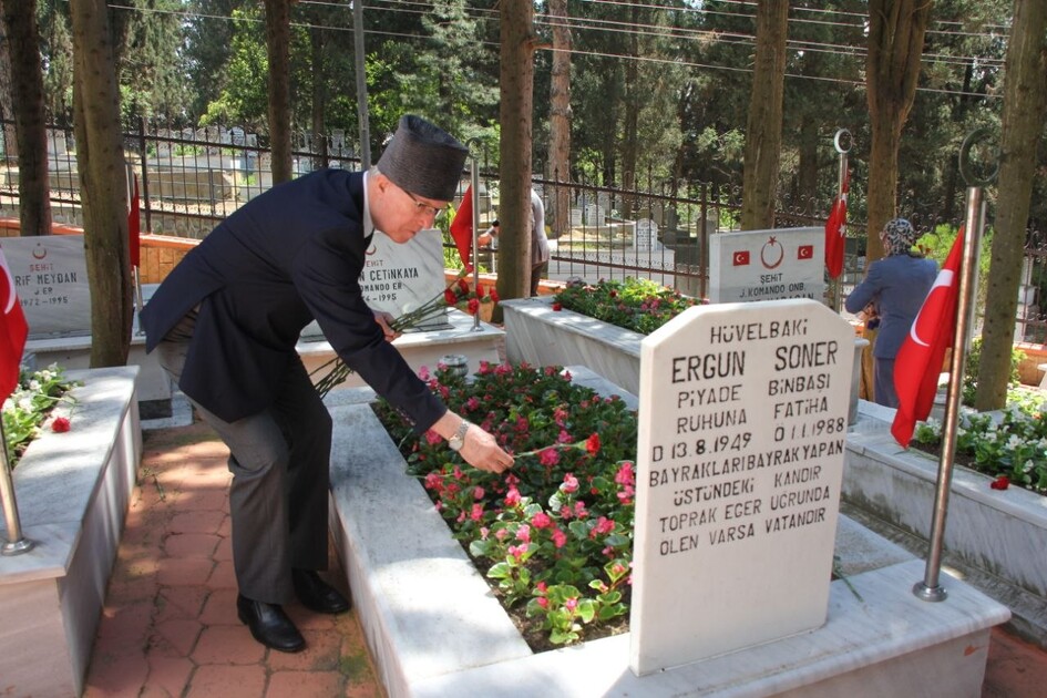 Kocaeli'de bayram arifesinde şehitlik ve mezarlıklar ziyaret edildi