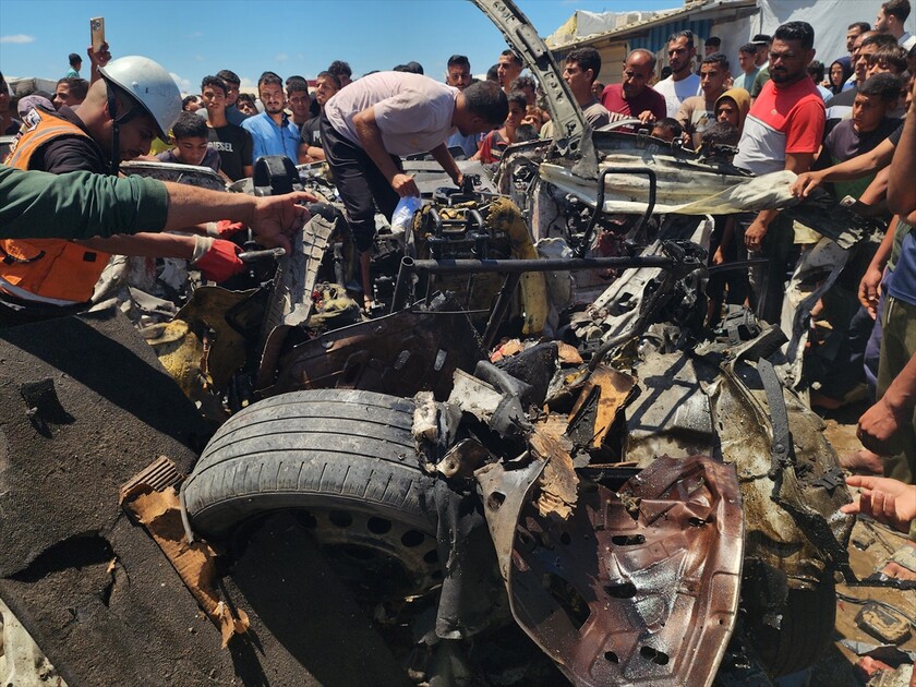 İsrail ordusu Gazze'de bir aracı hedef aldı