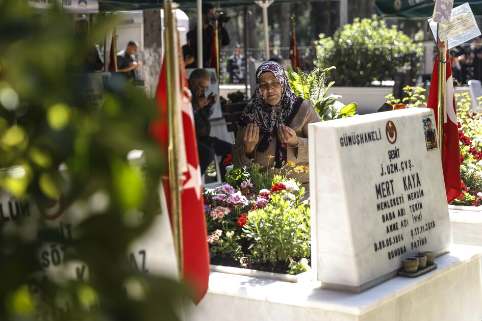 Mersin'de bayram arifesinde şehitlik ziyaret edildi