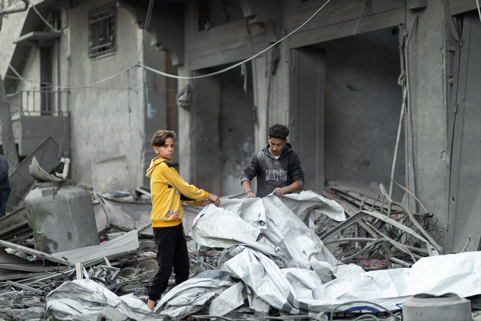 İsrail ordusu Gazze'nin Nuseyrat Kampı'ndaki bir binayı bombaladı