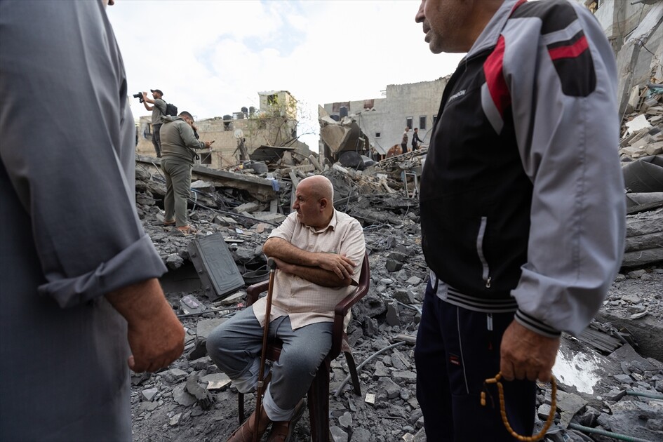 İsrail ordusu Gazze'nin Nuseyrat Kampı'ndaki bir binayı bombaladı