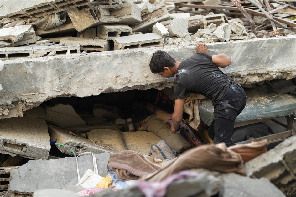 İsrail ordusu Gazze'nin Nuseyrat Kampı'ndaki bir binayı bombaladı