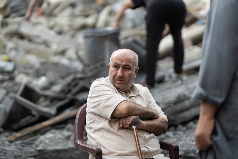 İsrail ordusu Gazze'nin Nuseyrat Kampı'ndaki bir binayı bombaladı