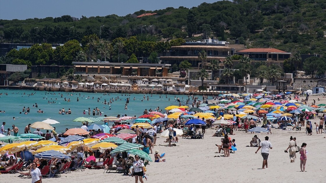 Turizm merkezlerinden Çeşme'de bayram tatili yoğunluğu yaşanıyor