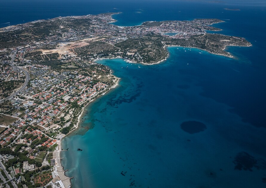 Turizm merkezlerinden Çeşme'de bayram tatili yoğunluğu yaşanıyor