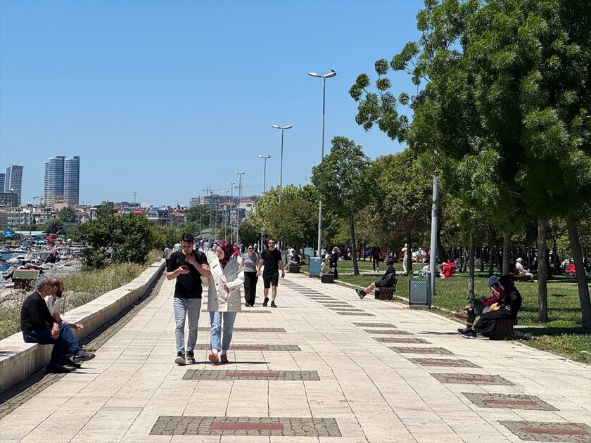 İstanbul'da vatandaşlar bayramın son gününde sahillere akın etti