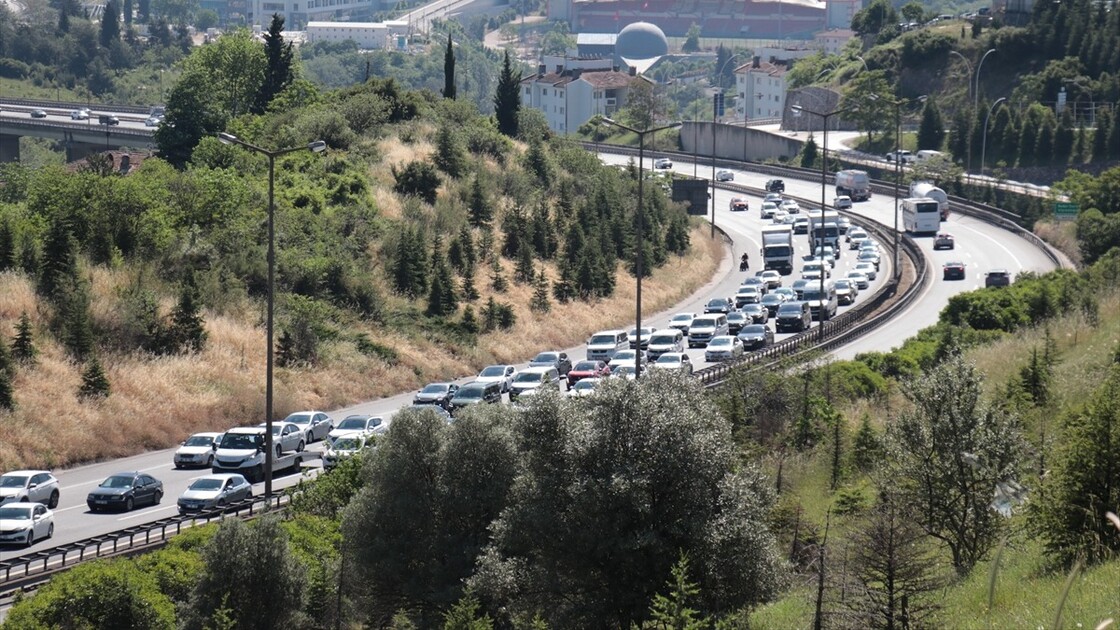 Dönüşe geçen tatilciler Anadolu Otoyolu’nun Kocaeli kesiminde yoğunluk oluşturdu