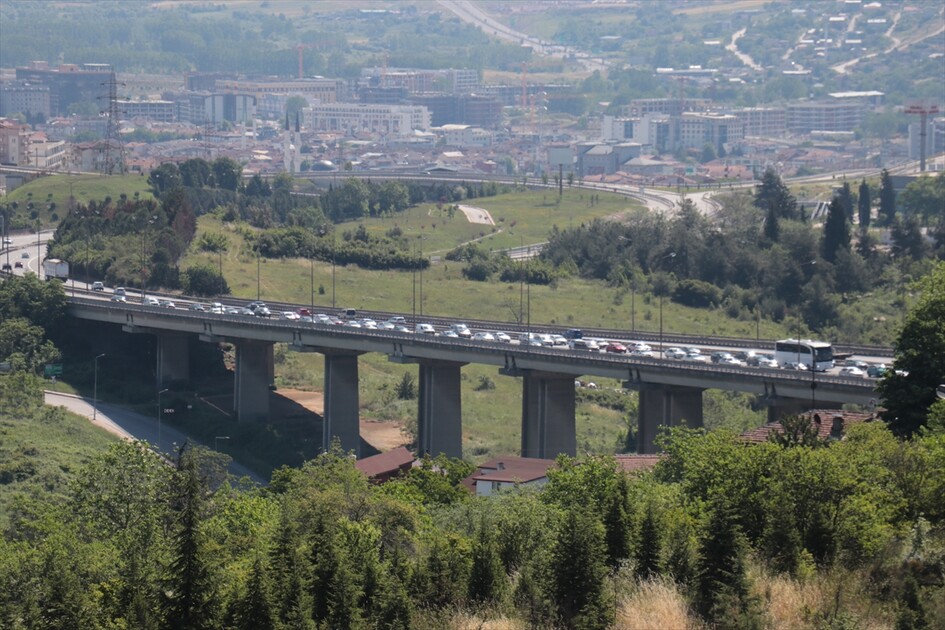 Dönüşe geçen tatilciler Anadolu Otoyolu'nun Bolu kesiminde yoğunluk oluşturuyor
