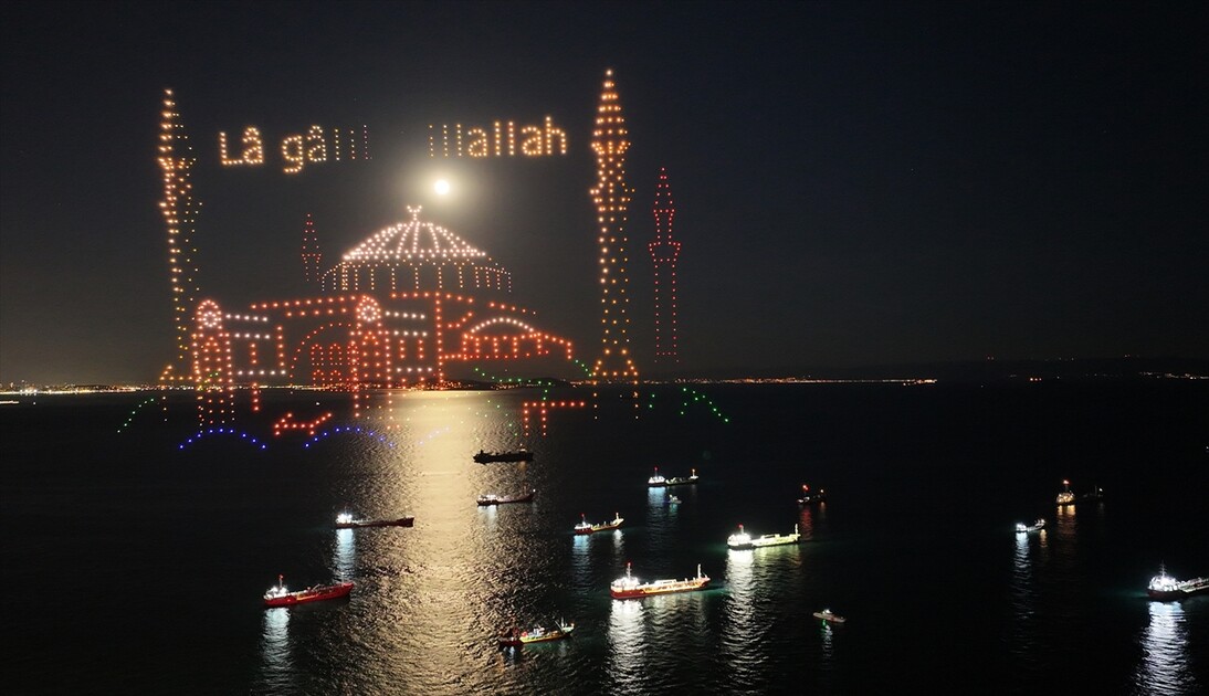 İstanbul'un fethinin 573. yıl dönümünde dronlu ışık gösterisi