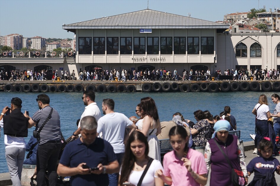 İstanbul'da vatandaşlar bayramın son gününde sahillere akın etti