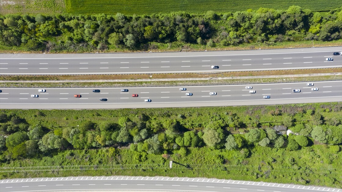 Dönüşe geçen tatilciler Anadolu Otoyolu'nun Bolu kesiminde yoğunluk oluşturuyor