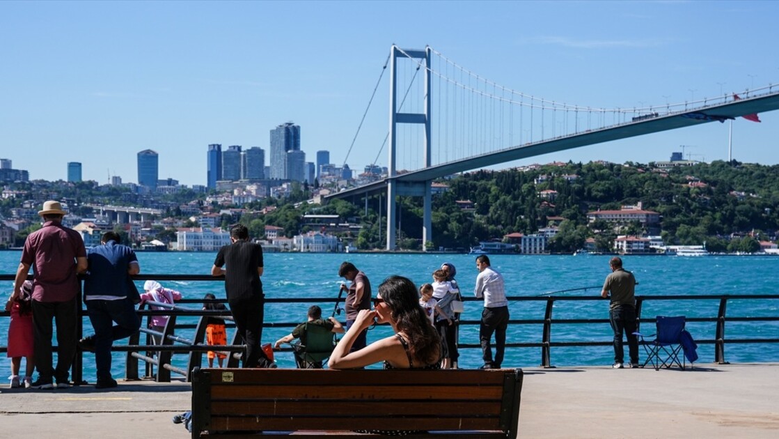 İstanbul'da vatandaşlar bayramın son gününde sahillere akın etti