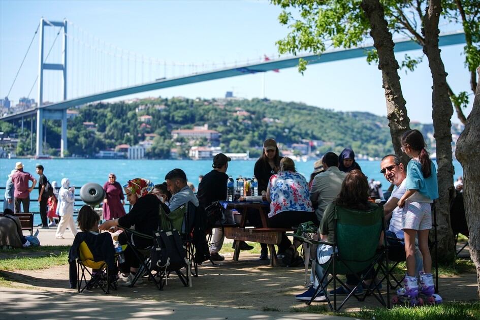 İstanbul'da vatandaşlar bayramın son gününde sahillere akın etti