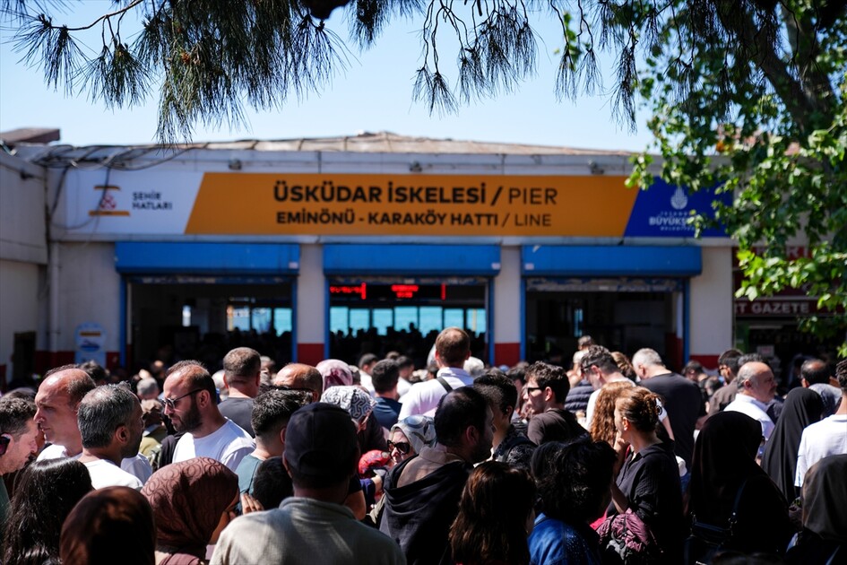 İstanbul'da vatandaşlar bayramın son gününde sahillere akın etti