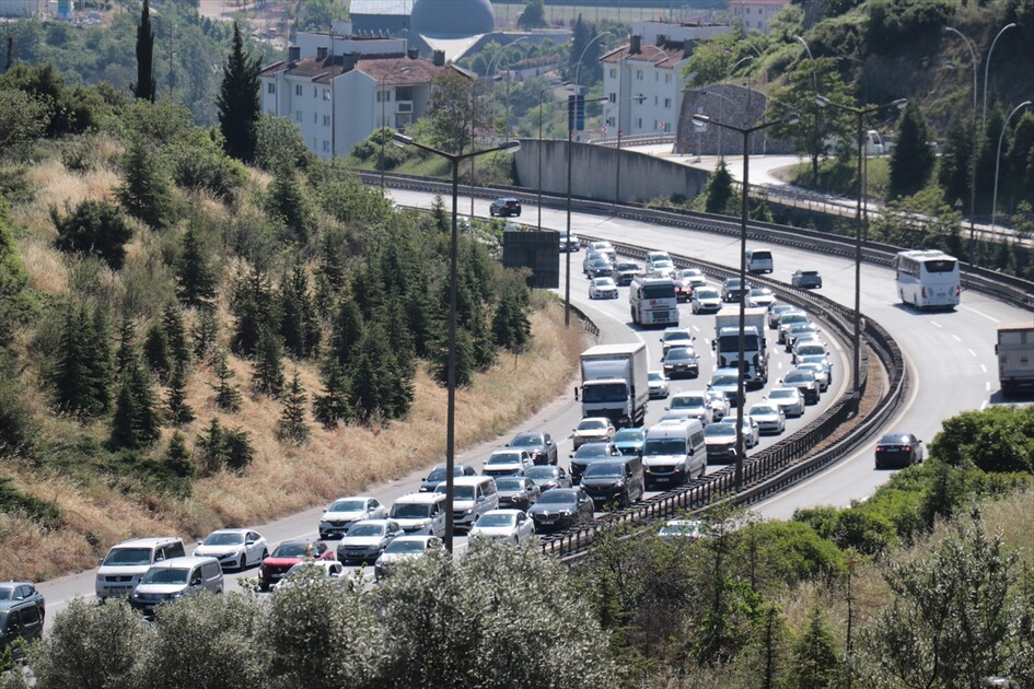 Dönüşe geçen tatilciler Anadolu Otoyolu'nun Bolu kesiminde yoğunluk oluşturuyor