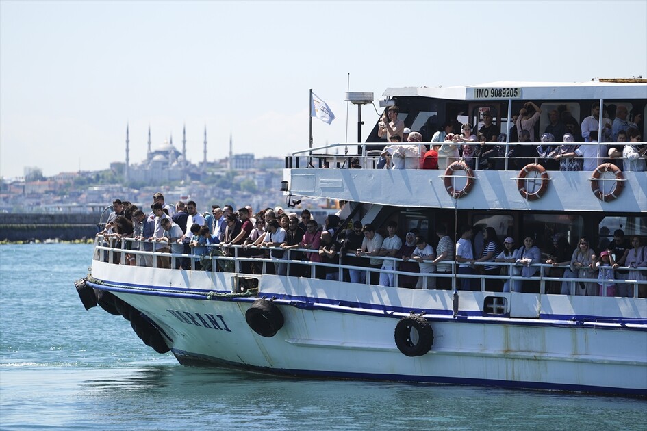 İstanbul'da vatandaşlar bayramın son gününde sahillere akın etti