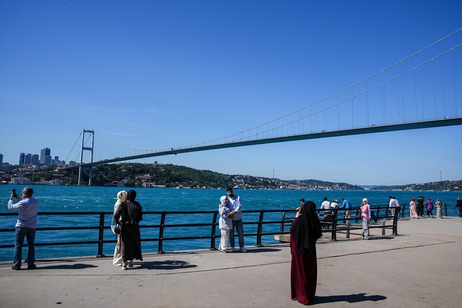 İstanbul'da vatandaşlar bayramın son gününde sahillere akın etti